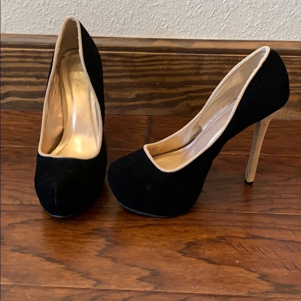 Black velvet pumps with tan detail